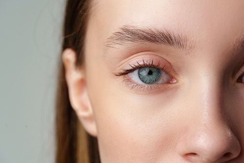 Eyelid Retraction – Causes, Diagnosis, and Treatment