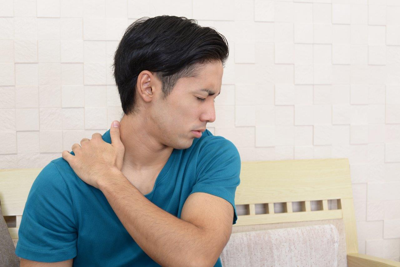 Forward Sagging of the Shoulder – Causes, Diagnosis and Treatment