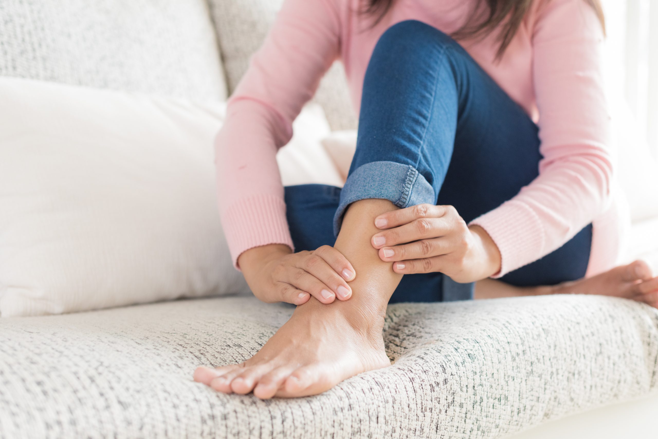 Hardening of the vein, inflammation of the skin or skin ulcers near your ankle – Causes, Diagnosis & Treatment