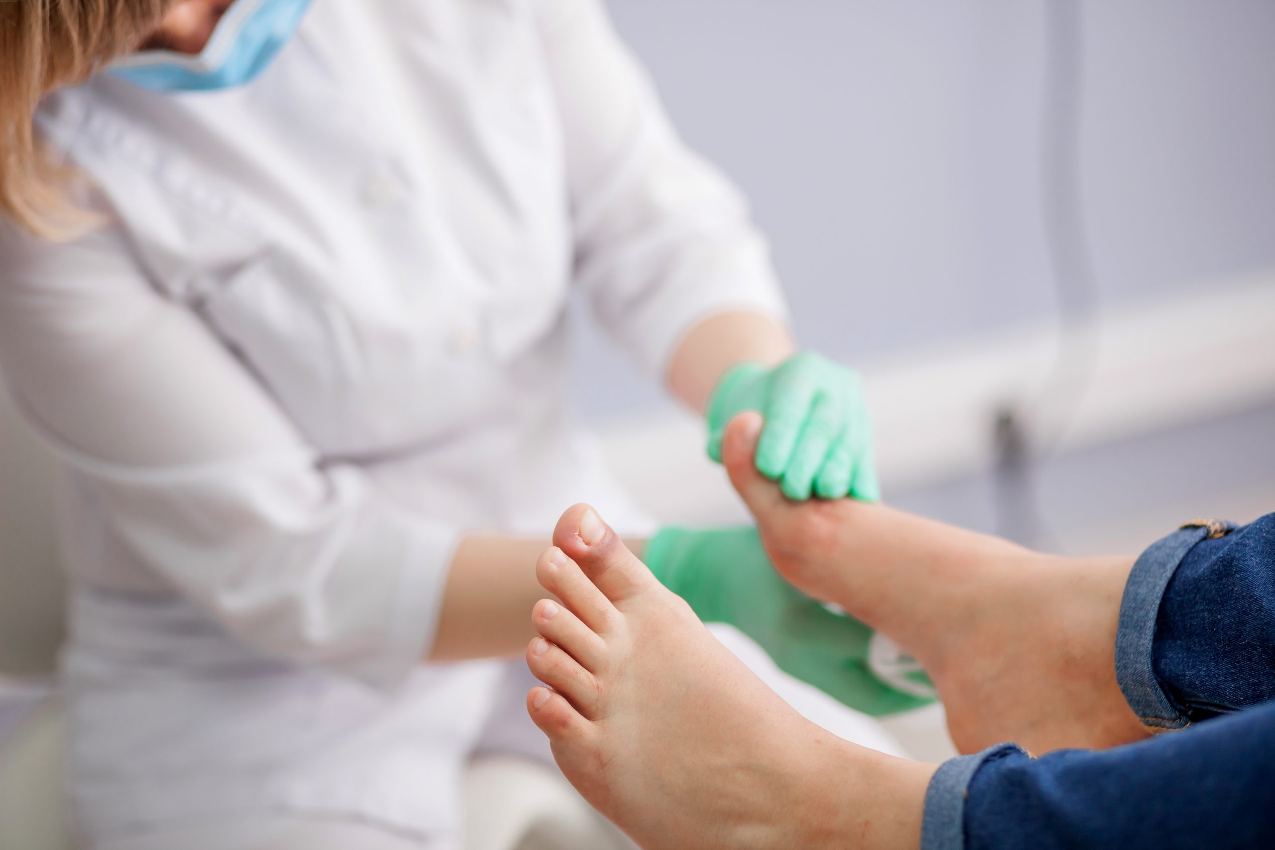 Nails May Turn Yellow, Brown, Green, or White – Causes, Diagnosis, and Treatment