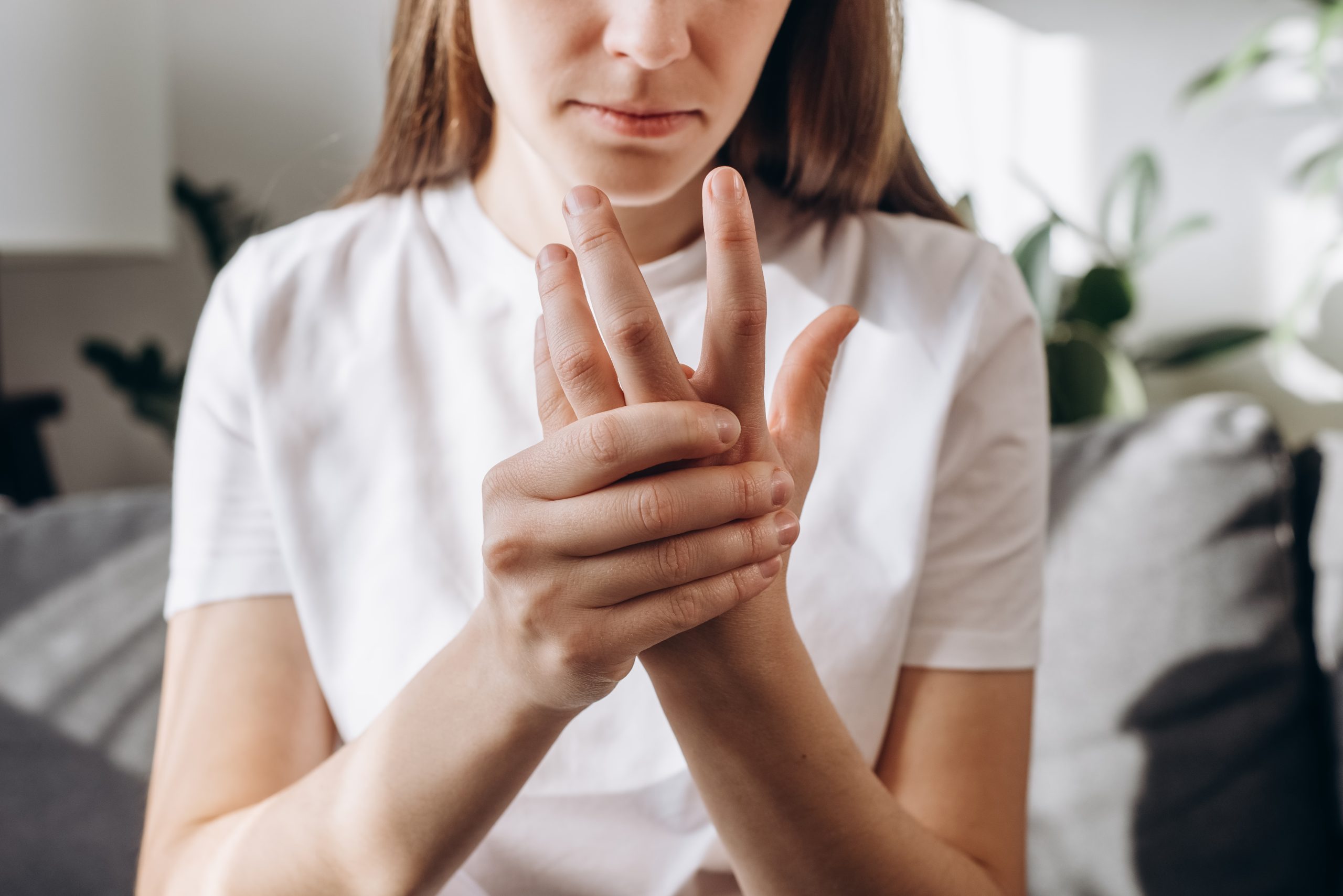 Numbness or Tingling in the Hand, Wrist, Thumb, Index, Middle, and Ring Fingers – Causes, Diagnosis, and Treatment