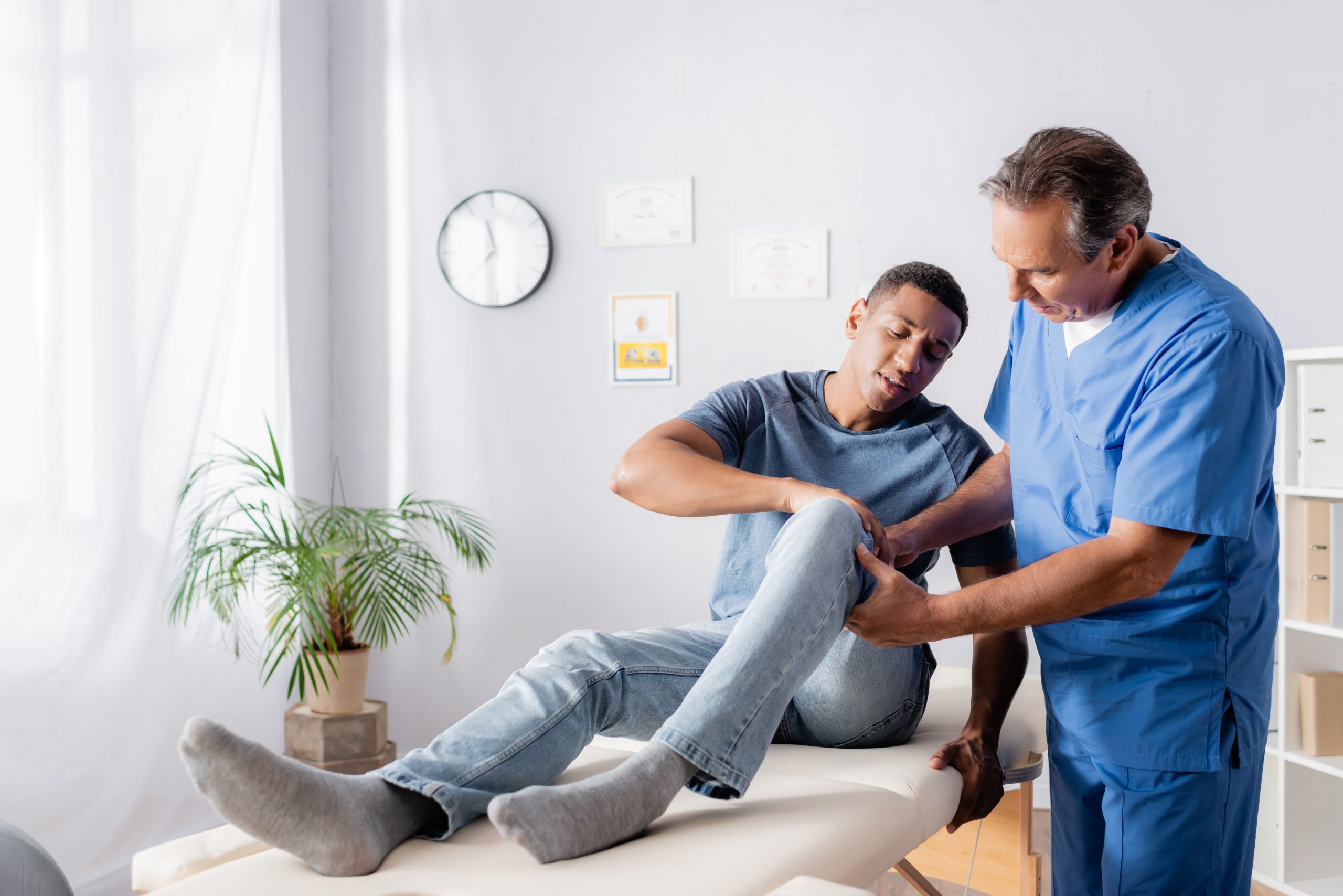 Popping or clicking sound in knee – Causes, Diagnosis & Treatment